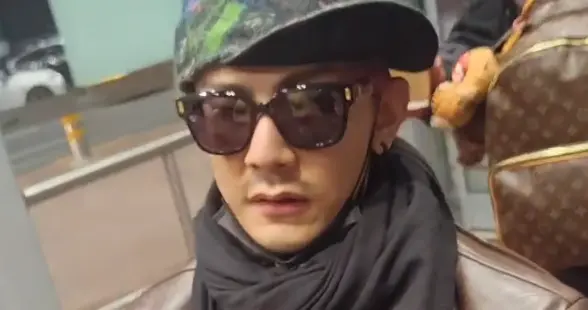 44岁“汪大东”颜值下跌，生图显老胡茬明显，牙齿不齐帅感全无