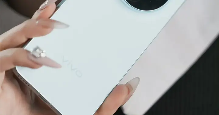 vivo新款“小鋼炮”誕生！超窄直屏+天璣9500+2億主攝+IP69防水