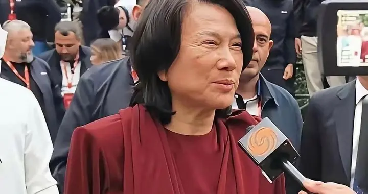 有人偶遇71岁董明珠，她不化妆满脸皱纹，头发白了，手也饱经风霜