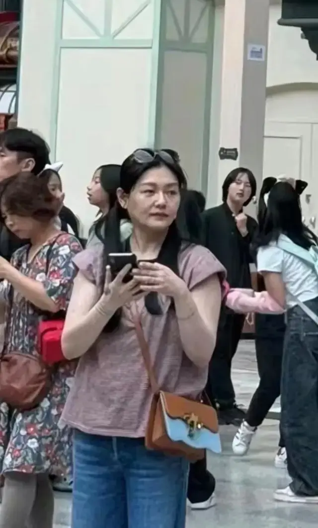 网友韩国街头偶遇大S，47岁?脸部浮肿「容颜巨变」断崖式衰老