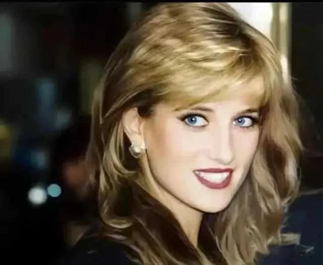 戴安娜|查理三世不简单，曾经脚踏两只船，卡米拉不介意，依然爱的痴狂