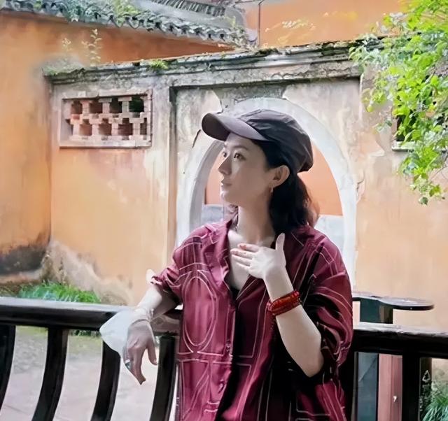 赵丽颖打卡国清寺，炸毛短发+素颜松弛感拉满，一身打扮好像睡衣