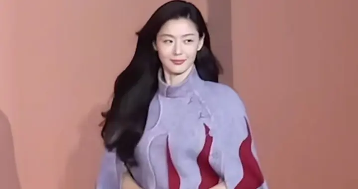 44岁全智贤活动穿搭：微卷发+斗篷外套+短靴，优雅从容，看着像30