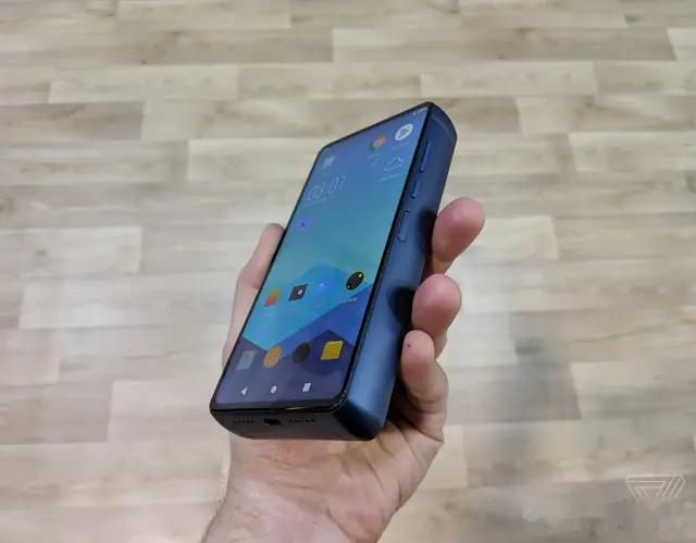 为什么手机厂商不愿配备10000毫安大电池？