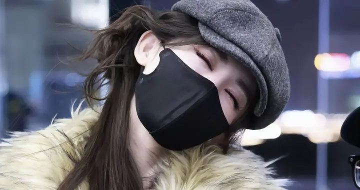 娜扎现身机场，皮草搭配牛仔裤慵懒又时髦，真又温柔又美到爆炸！