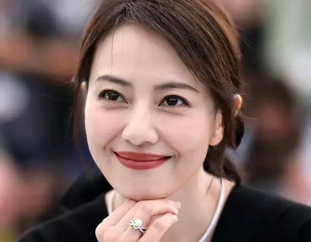 高圆圆戛纳生图，眼角皱纹纵横瞬间老了十岁，美人迟暮真实写照！