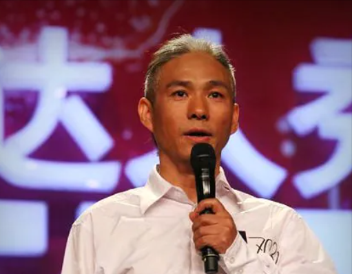 春晚|他长得像刘德华，上过春晚，破产后一夜白头，靠卖包子东山再起