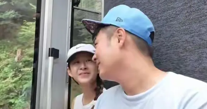 陈赫带张子萱瑞士秀恩爱，偷过二人世界，坐缆车还顺手给老婆顺毛