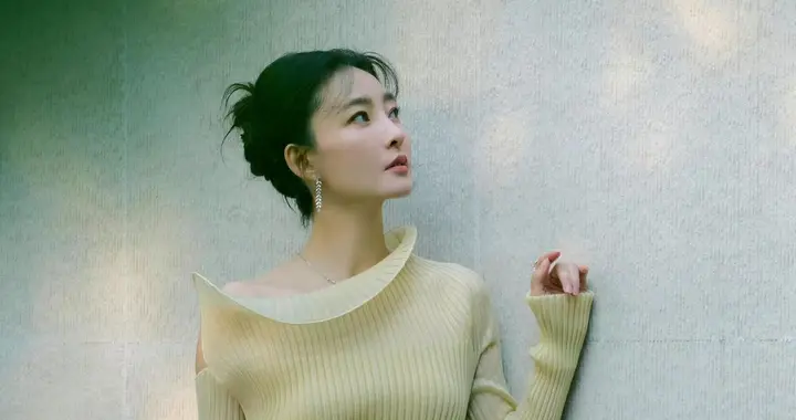 王丽坤机场造型火了，藏蓝背心配牛仔裤，舞者身姿秒杀浓妆女星