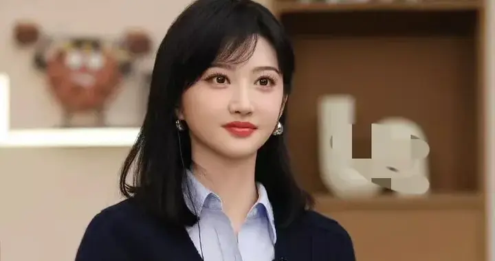 景甜换风格后真显嫩！藏蓝开衫+蓝衬衫+灰色百褶裙，减龄又时髦！