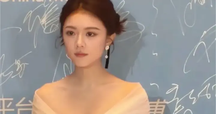 这是谁给赵今麦选的裙子？真是美出新高度，吾家有女初长成