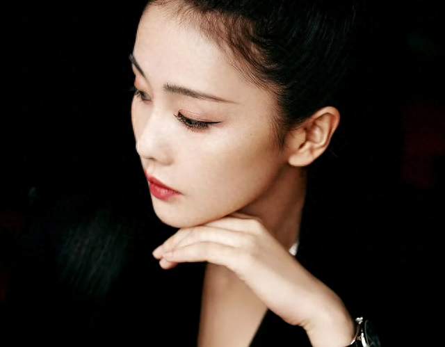 白鹿，高马尾，一身黑色西装，好俊俏的小姐姐