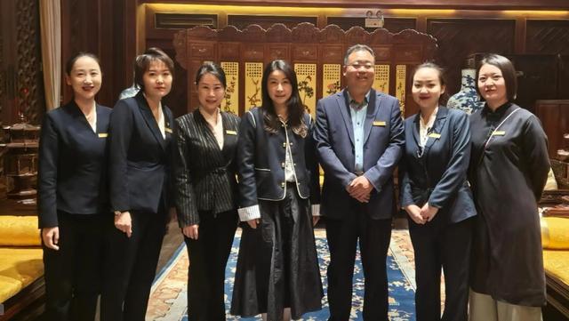 霍启刚长女的生日宴上，一张合影，彻底暴露了郭晶晶的家庭地位