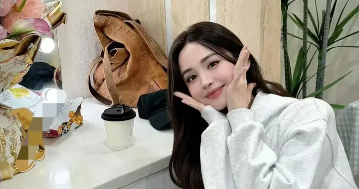 古力娜扎私服造型真时髦！穿浅灰印花卫衣+紫色长裤，减龄又高级