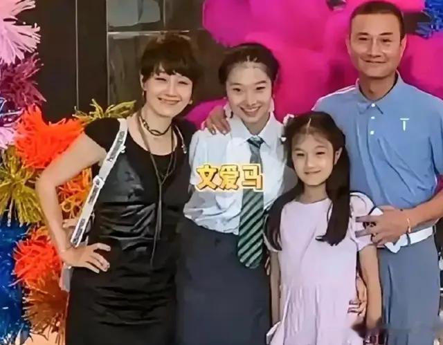 马伊琍文章离婚后首次一家四口合影！一家人笑的很甜，画面很养眼