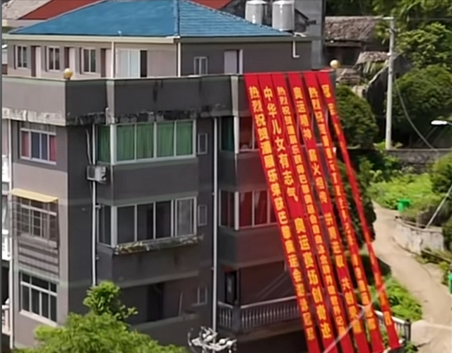 潘展乐豪华祖宅曝光，整整5层恢弘大气，真皮沙发、大幅壁画抢镜