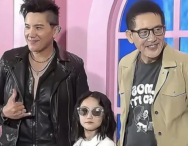 79岁秦汉带儿孙走红毯！三代同框太养眼，秦汉驼背老儿子51岁仍帅