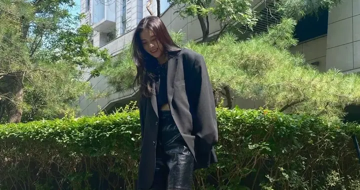 宋妍霏喜欢穿人字拖拖鞋