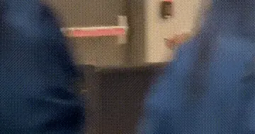 成龙机场冲上去喊“金燕子”，刘亦菲瑜伽裤合影，纤细身材太吸睛