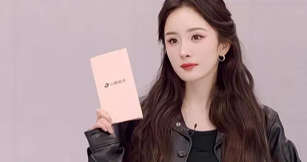 杨幂全黑皮装造型，大波浪卷发搭精致耳饰，比例优越美到犯规