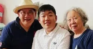 曹可凡祖上是上海首富，朱桢出身艺术世家，名嘴的家世背景藏不住