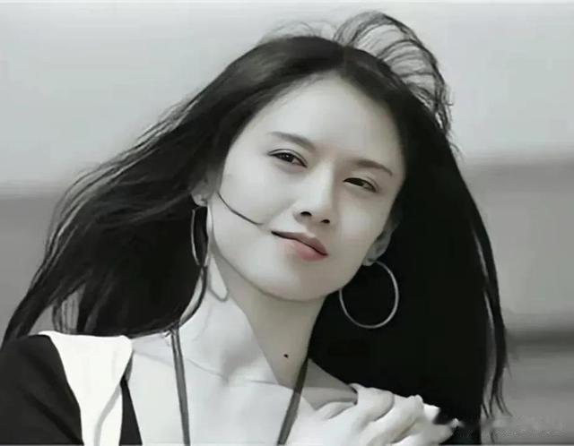小彩旗|杨丽萍的小彩旗，14岁春晚一转成名似仙女，如今像换了个人
