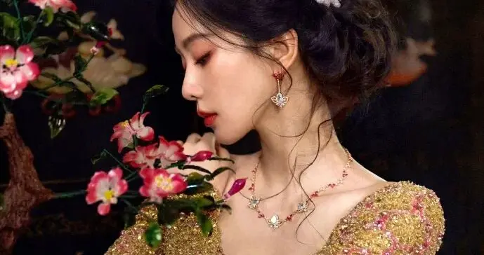 刘诗诗头戴非遗绒花高雅动人！古典高雅韵味美爆了