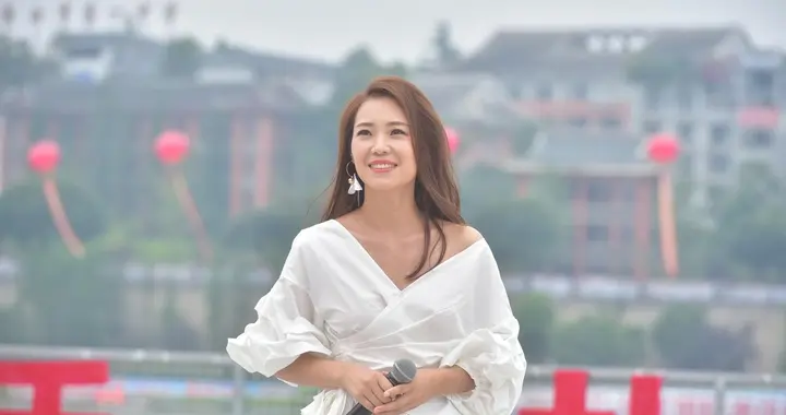 热度下去就动手？刀郎演唱会结束后，云朵出来维护老师