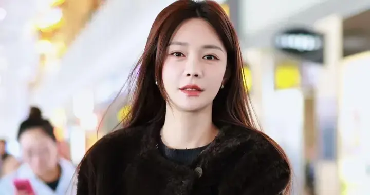 沈梦辰真是穿搭高手！深棕圆领大衣+灰色针织衫+阔腿裤 高级又洋气