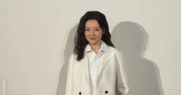 周涛出席Loro Piana活动，米白西装造型，卷发温柔气质清冷又明艳