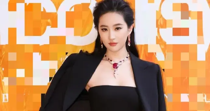 刘亦菲瘦身后大变样！穿黑色西装+抹胸开叉裙，优雅又贵气！