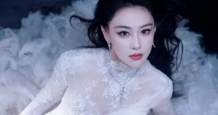 张馨予蕾丝白裙造型封神，宛如千年狐妖现世