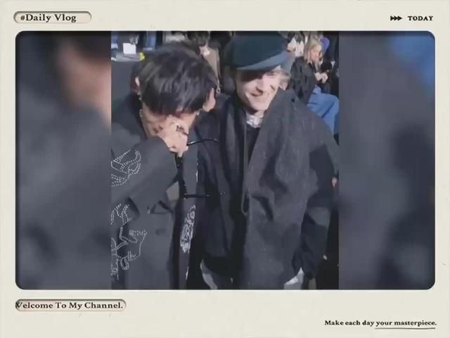 周杰伦晒与权志龙自拍照 权志龙手拿扑克牌 表情搞怪 网友：梦幻联动