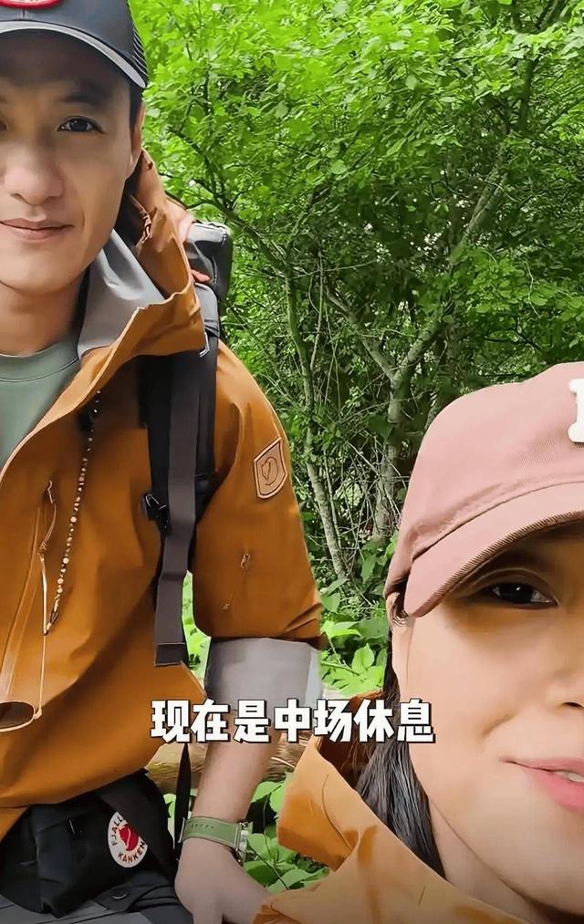 朱丹周一围出游被偶遇，夫妻俩一细节令人羡慕，儿子如翻版爸爸