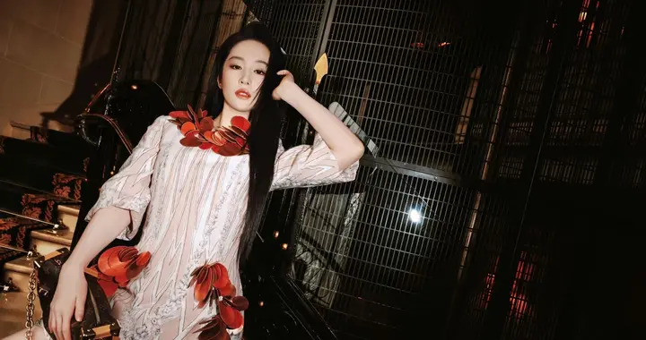东方美杀疯国际秀场，刘亦菲LV大秀红裙出圈外媒盛赞行走玫瑰花！