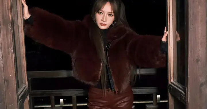 孟佳穿红色皮裤写真，又酷又美