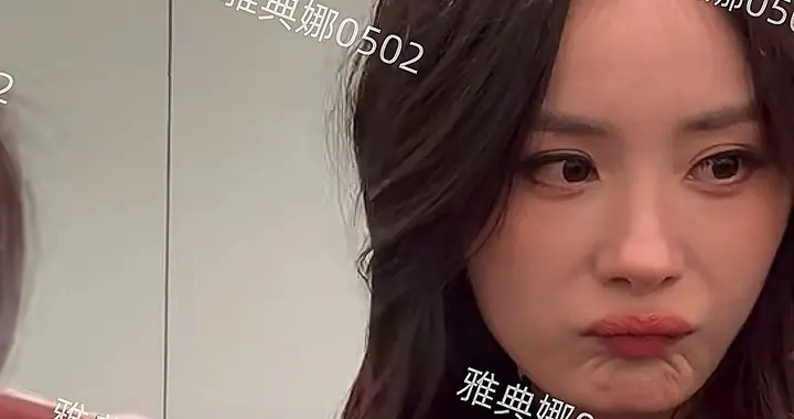 杨幂真人虽然漂亮灵动，但她嘟嘴时法令纹和下巴上的皱纹十分明显