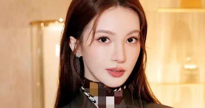 34岁金晨增肥后大变样！穿棕色修身西装+裙裤，高级又洋气！