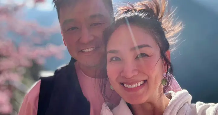 洪小铃为张天霖庆祝47岁生日，6个月女儿罕见出镜，夫妻同框般配