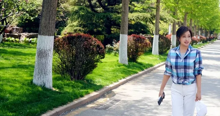 刘晓庆与73岁张金玲合影！一个塑料脸好减龄，一个自然老去真优雅