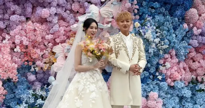 黄子韬徐艺洋婚礼太简陋！现场布置简单随意，直播卖货伴手礼廉价