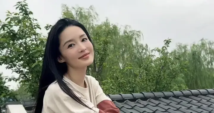 李沁私服穿搭真随性！拼色长袖+工装牛仔裤，休闲慵懒又时髦！