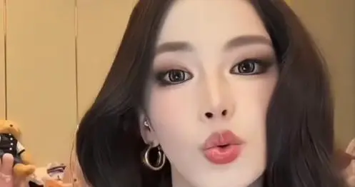 颜值网红迅猛龙直播时掉美颜，本人直呼“吓死了”