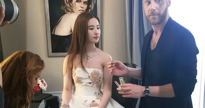 穿迪奥高定的刘亦菲，安安静静的样子，很与众不同