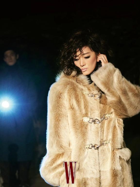 59岁巩俐登W中文版封面！网友感叹：这3亿的蛇形项链也就她敢戴！