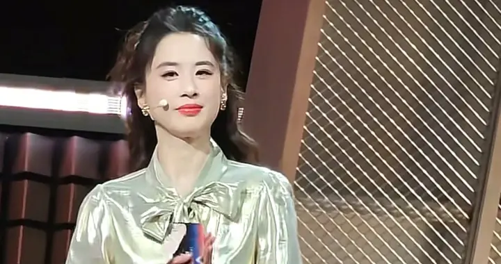 42岁黄圣依活动穿搭：衬衫+短皮裙，尽显大长腿，状态好得像28岁