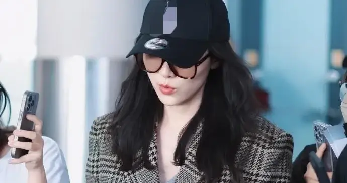 宋佳机场私服真时髦！格纹西装+牛仔裤+棒球帽，减龄又高级！