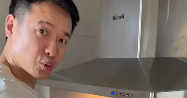 高云翔为父亲庆生住小套房，父亲出镜满头白发，小酒窝长得像爷爷