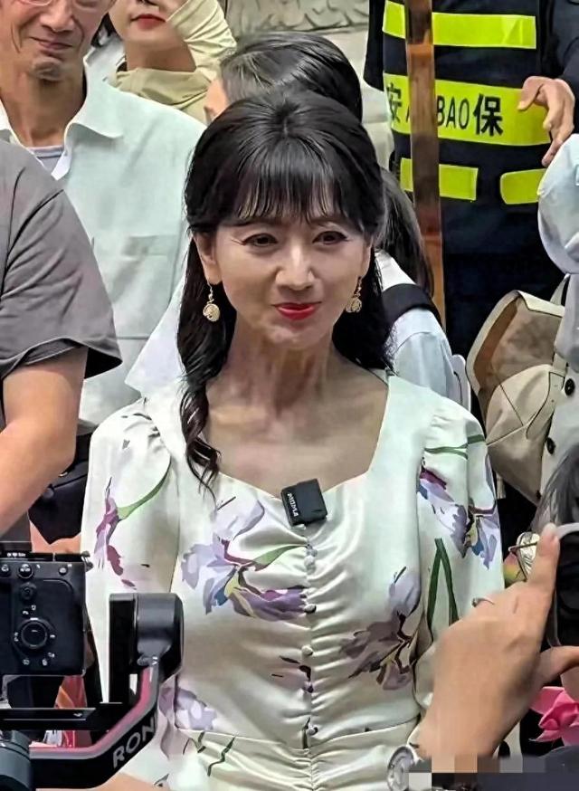 71岁赵雅芝生图真实状态 网友： 太吓人了！这么厚的粉底都难掩老态