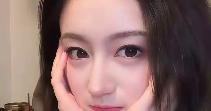 裴佳欣近距离自拍，清纯又迷人